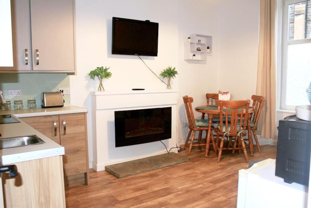 Flat 12A - Central, Modern, Bright Apartment With Free Wifi 오반 외부 사진