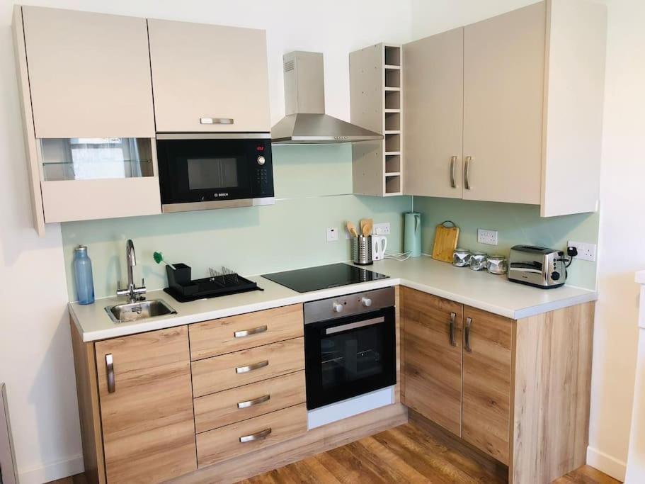 Flat 12A - Central, Modern, Bright Apartment With Free Wifi 오반 외부 사진