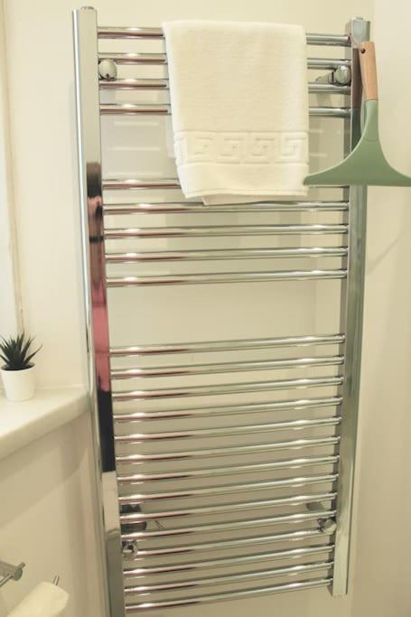 Flat 12A - Central, Modern, Bright Apartment With Free Wifi 오반 외부 사진